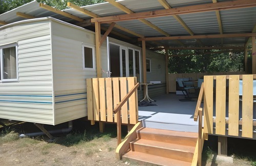 Sainte-Jalle Maison | Mobile Home 'Camping Sainte-Jalle' avec vue sur les montagnes, piscine partagée et Wi-Fi