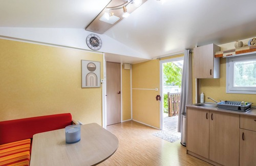 Saint-Pompont Maison | Mobile Home 'Le Chene' with Shared Pool, Private Terrace and Private Garden