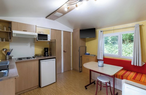 Saint-Pompont Maison | Mobile Home 'Le Chene' with Shared Pool, Private Terrace and Private Garden