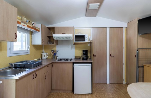 Saint-Pompont Maison | Mobile Home 'Le Chene' with Shared Pool, Private Terrace and Private Garden