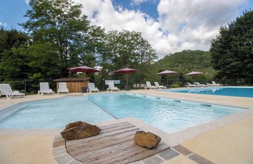 Saint-Pompont Maison | Mobile Home 'Le Chene' with Shared Pool, Private Terrace and Private Garden
