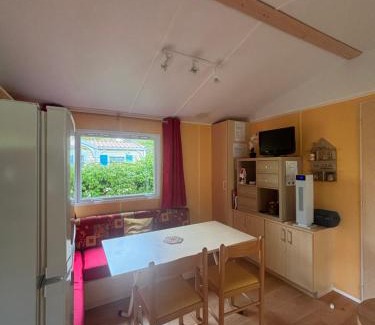 Saint-Gerons Chalet De Ski | Mobilhome au bord du lac