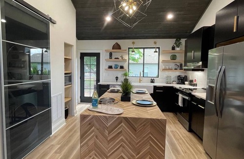 Cramerton Maison | Mod/2BR fire pit+corn hole+bikes+kayaks+private golf+gym+pass. Close to CLT