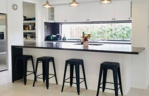 Rochedale Maison | Mod lux family home. 20m to Southbank & 30m to theme parks. A/C Pool Bball hoop