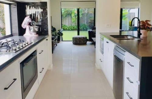Rochedale Maison | Mod lux family home. 20m to Southbank & 30m to theme parks. A/C Pool Bball hoop