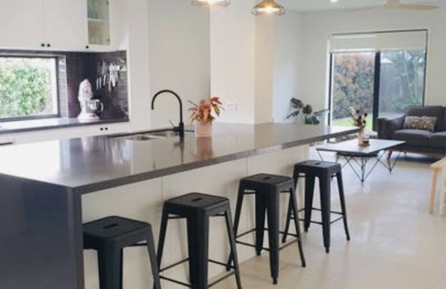 Rochedale Maison | Mod lux family home. 20m to Southbank & 30m to theme parks. A/C Pool Bball hoop