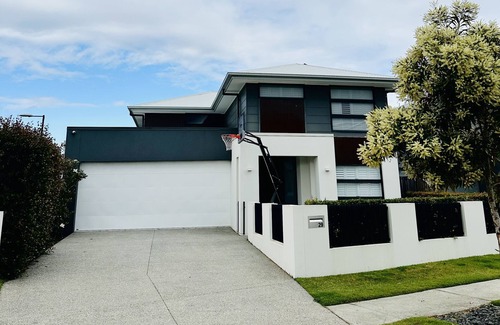 Rochedale Maison | Mod lux family home. 20m to Southbank & 30m to theme parks. A/C Pool Bball hoop