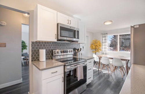Wheat Ridge Maison | Mod Rustic Stay in Wheat Ridge with Hot Tub, Fast WiFi, AC