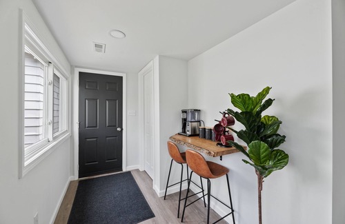 Oxbow Maison | Modern Mandon Retreat: All-Sports Lakefront, 4 Beds, Dock & Beach, Kayaks, Games