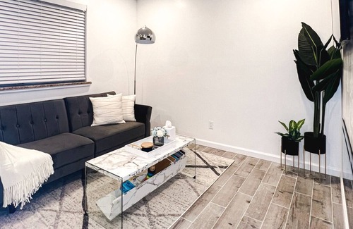 Bath Beach Appartement | Modern 1 bdrm/1 bath flat with romantic fireplace