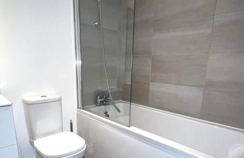 Bordesley Appartement | Modern 1 Bedroom Apartment with Parking