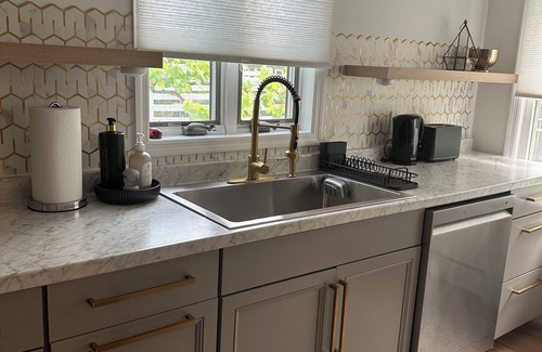 Stony Brook Maison | Modern 1 bedroom apartment near Stony Brook university hospital walking distance