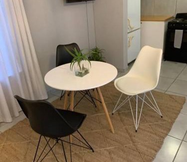 Greater Johannesburg Metropolitan Area Appartement | Modern 1 bedroom flat with uninterrupted wifi