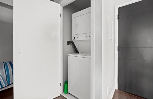 Yonge-Eglinton Appartement | Modern 1Bd & Den Condo with Balcony Lillian St