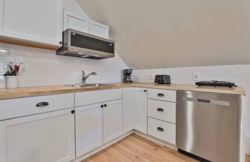 North Andover Appartement | Modern 1BD Near Downtown & Hgwy