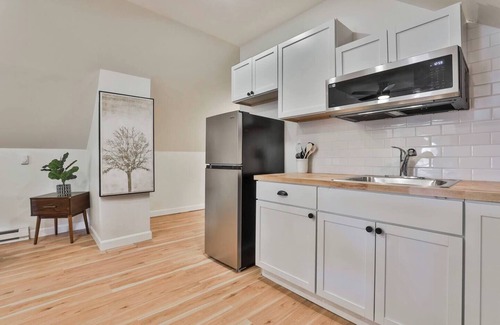 North Andover Appartement | Modern 1BD Near Downtown & Hgwy