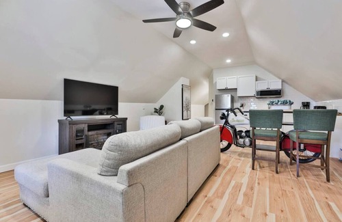 North Andover Appartement | Modern 1BD Near Downtown & Hgwy