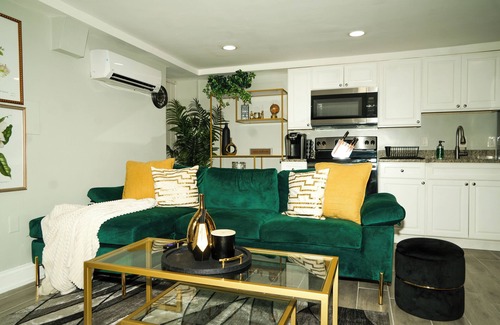 Mount Pleasant Appartement | Cozy, Modern 1-BR ★ Great Location + Free Parking!