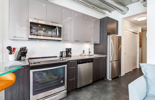 East Village Copropriété | Modern 1BR Condo for 4 | Great Views + Balcony!