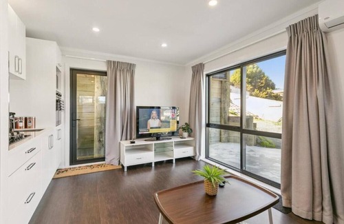 Upper Hutt Appartement | Appartement moderne 1 chambre, entrée privée, cuisine complète