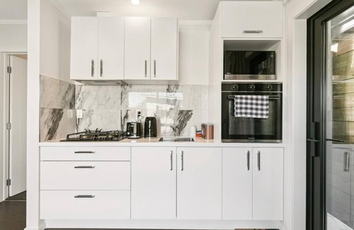 Upper Hutt Appartement | Appartement moderne 1 chambre, entrée privée, cuisine complète