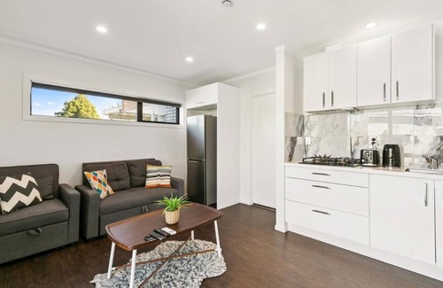 Upper Hutt Appartement | Appartement moderne 1 chambre, entrée privée, cuisine complète