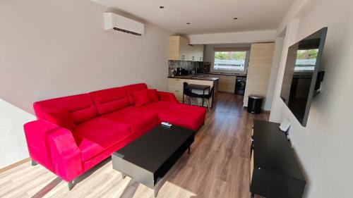 Larnaca Appartement | Modern 1BR House with Garden Near Larnaca Beach & Airport