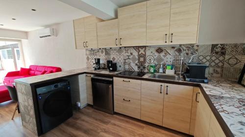 Larnaca Appartement | Modern 1BR House with Garden Near Larnaca Beach & Airport