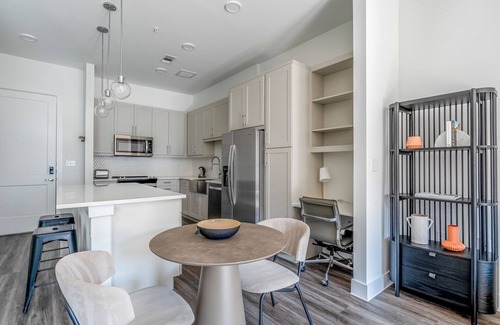Highland Appartement | Modern 1BR in the Highlands w/ Pool, W/D & Gym, walkable, by Blueground