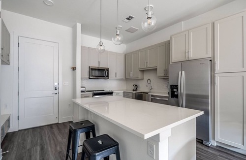 Highland Appartement | Modern 1BR in the Highlands w/ Pool, W/D & Gym, walkable, by Blueground