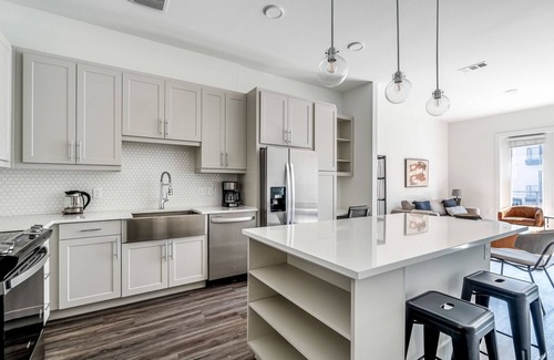 Highland Appartement | Modern 1BR in the Highlands w/ Pool, W/D & Gym, walkable, by Blueground