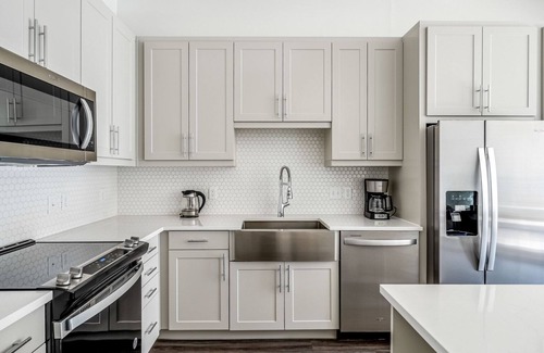 Highland Appartement | Modern 1BR in the Highlands w/ Pool, W/D & Gym, walkable, by Blueground