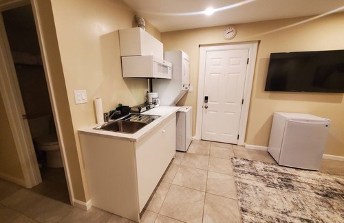 Franconia Maison | Modern 1BR Studio in Safe Alexandria Neighborhood , Near Metro & Dining.