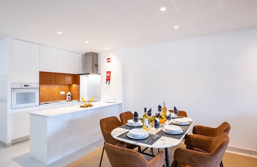 Areias de Sao Joao Appartement | MODERN APARTMENT, CENTRAL TO ALL AMENITIES, WI-FI, POOL AND CLOSE TO THE BEACH