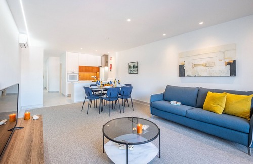Areias de Sao Joao Appartement | MODERN APARTMENT, CENTRAL TO ALL AMENITIES, WI-FI, POOL AND CLOSE TO THE BEACH