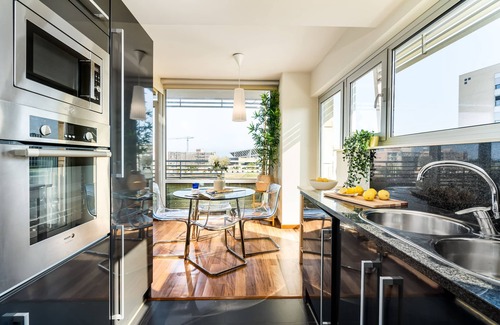 Sant Adria de Besos Appartement | Appartement moderne de 2 chambres à coucher avec balcon et accès à la piscine près de Forum Beach