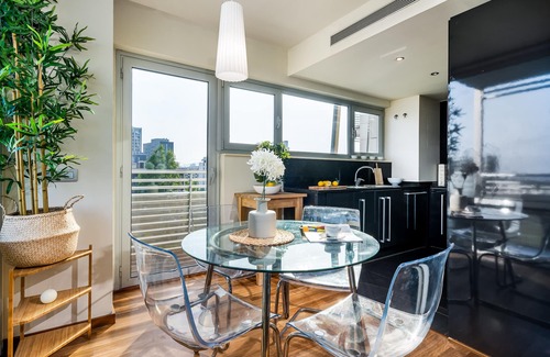 Sant Adria de Besos Appartement | Appartement moderne de 2 chambres à coucher avec balcon et accès à la piscine près de Forum Beach