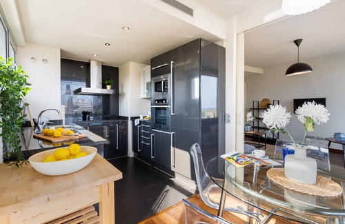 Sant Adria de Besos Appartement | Appartement moderne de 2 chambres à coucher avec balcon et accès à la piscine près de Forum Beach