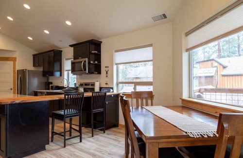 Sisters Maison | Modern 2 bdrm Walk to Downtown Sisters