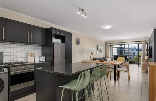 Century City Appartement | Modern 2 Bed Century City Apartment, Pool + Braai