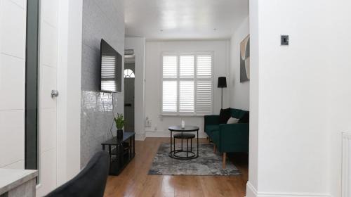 Enfield Highway Maison | Modern 2 bed house in Enfield with private driveway parking