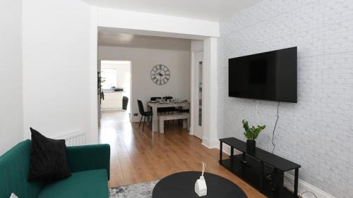 Enfield Highway Maison | Modern 2 bed house in Enfield with private driveway parking
