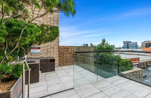 Collingwood Appartement | Modern 2-Bed Inner City Pad With Swimming Pool