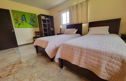 Mogote de Bagaces Lit Et Petit-Déjeuner | Modern 2 Bedroom Guest House w/Salt Water Pool & Pickleball Court