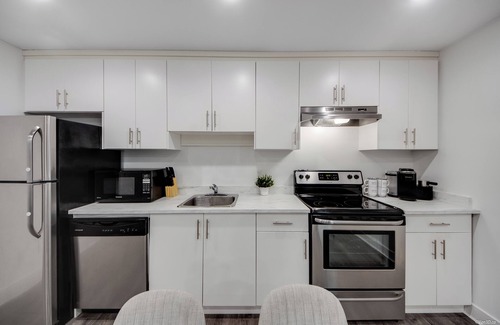 North Vancouver Maison | Modern 2 Bedroom + Sofa Bed Suite Near Capilano Bridge & Trails