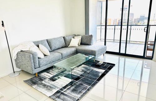 Liverpool Appartement | Modern 2 bedroom & 2 bathroom apartment with stunning Sydney CBD & Skyline Views!