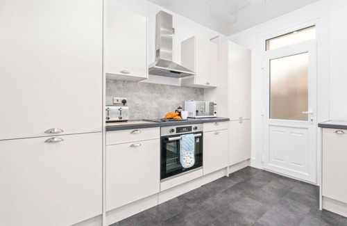 Airdrie Appartement | Modern 2 bedroom apartment close to local amenities.