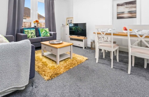 Airdrie Appartement | Modern 2 bedroom apartment close to local amenities.