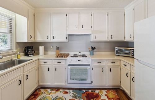 Macon Copropriété | Modern 2-bedroom condo in desirable North Macon. Close to many attractions!