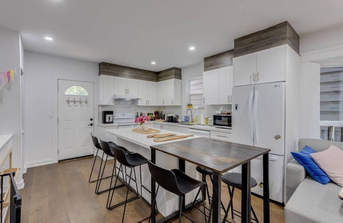 Riverdale Maison | Modern 2-Bedroom Retreat Steps from Danforth